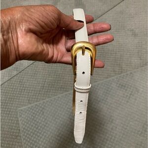 Beacon Hill Skinny White Leather Belt w Gold Buckle Sz L. USED; Good Condition